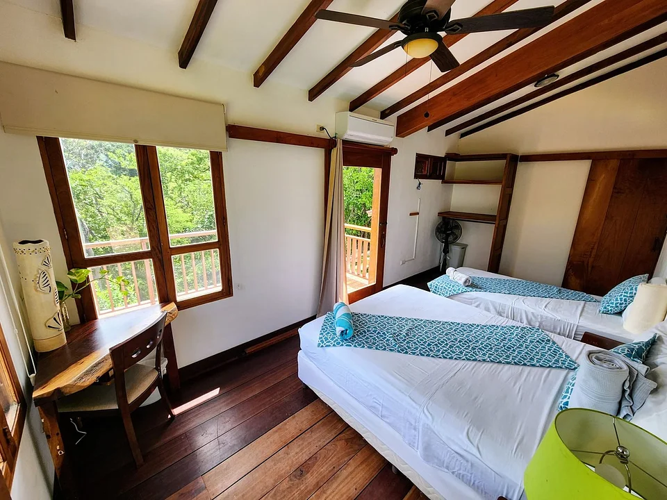 A shared bedroom with two beds at Villas Playa Maderas