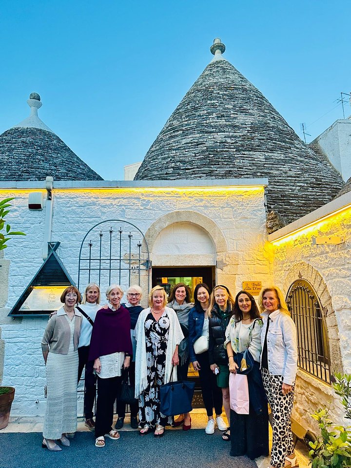 LadiesdressedfordinnerPuglia