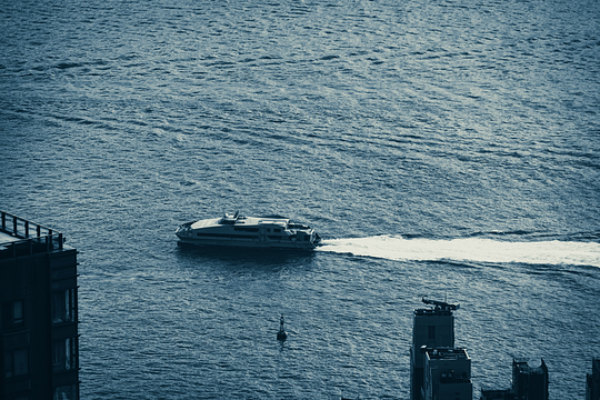 Experimenta el crucero de alta costura (Haute Couture Boat) con Manhattan de fondo.