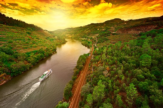 Float down the Douro river