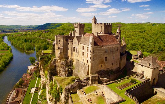 Explore the neighboring Dordogne towns of Beynac & Cazenac