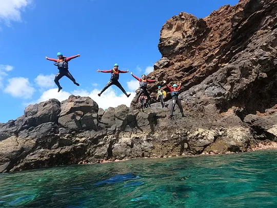 Experiência de Coasteering seguida de degustação de produtos regionais