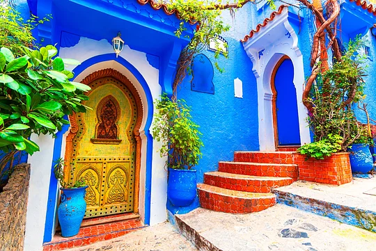 Exploring the winding, electric blue city center of Chefchaouen