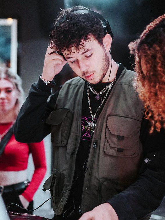 DJ4