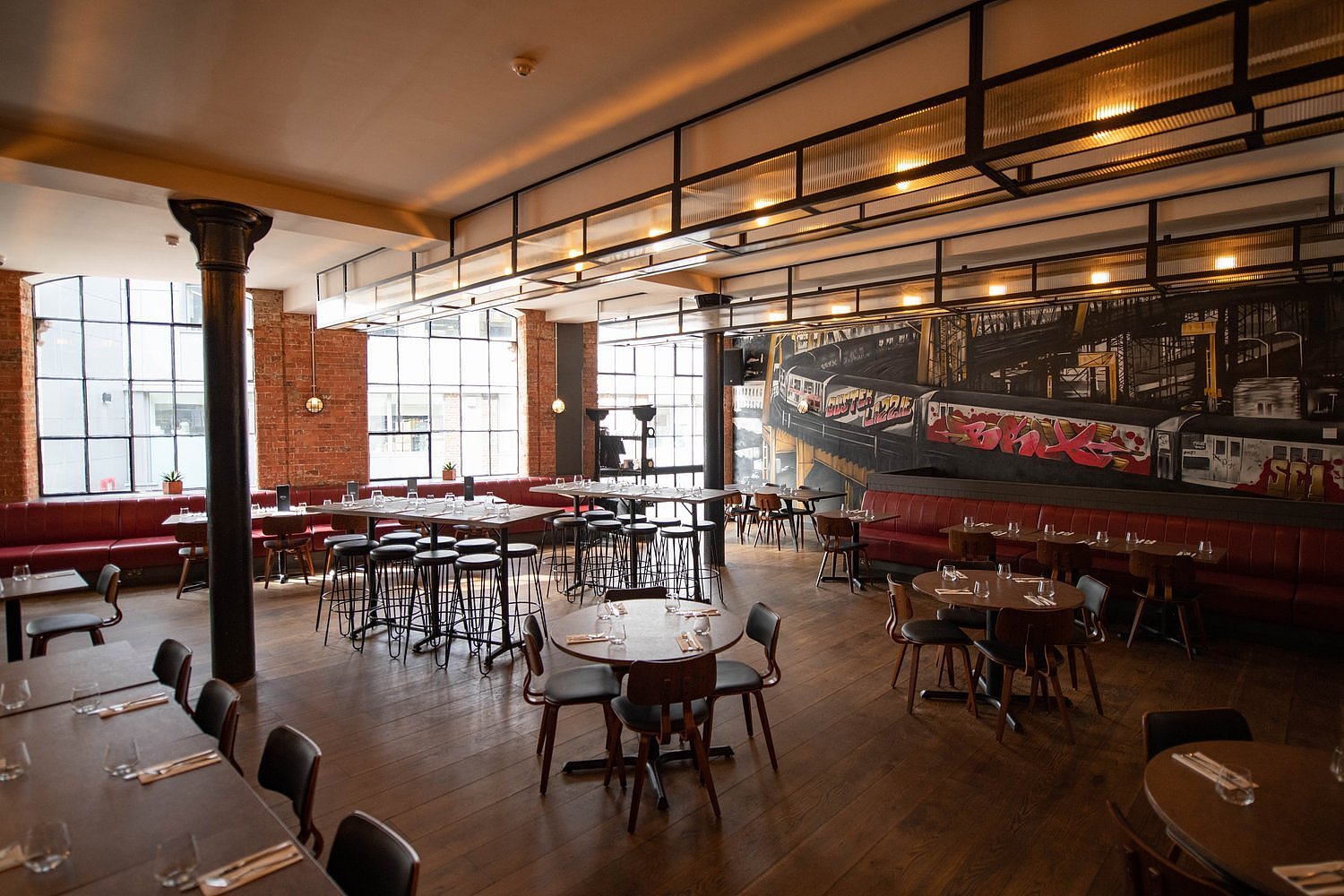 Hiphop, RnB & more from the 90s to now at this dope London Bridge spot...