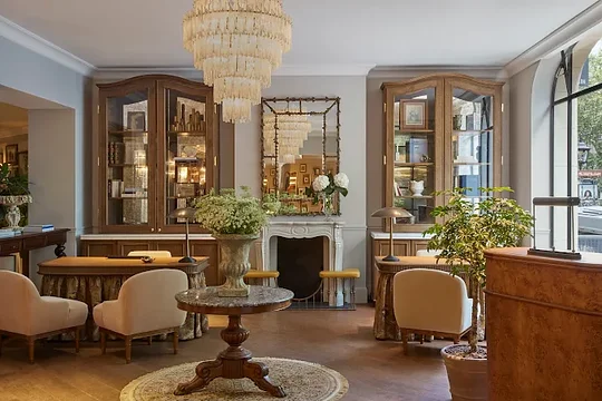 Arrive one day early in Paris - Private Room - October 18, 2026