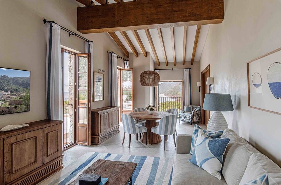 DELUXE SUITE