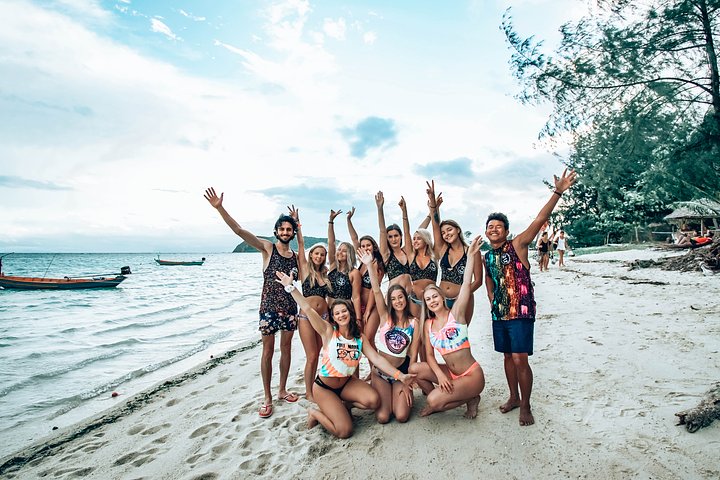 Vacation packages in Thailand_travellers enjoying the sights