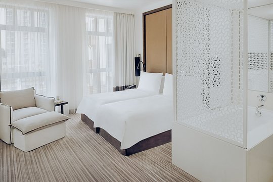 Deluxe Pool View Room