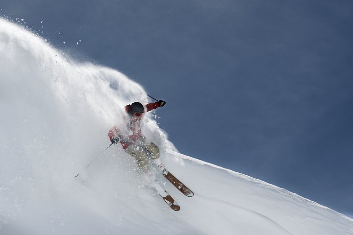 maleskierskiingdownsteepmountainsidealped20220307235341utc