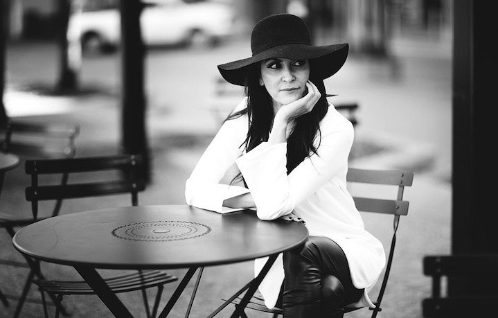 womanaloneparis11