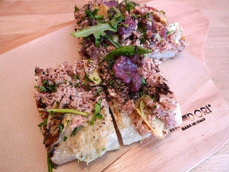 Pizza_with_tuna_artichoke_and_arugula11