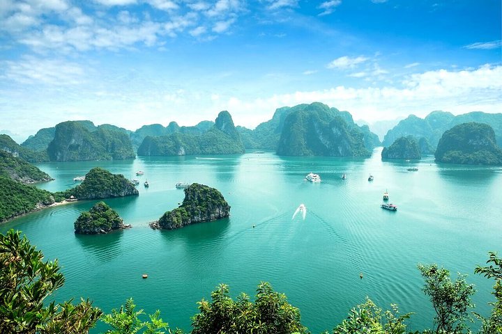 Backpacking Vietnam_Exploring Halong Bay