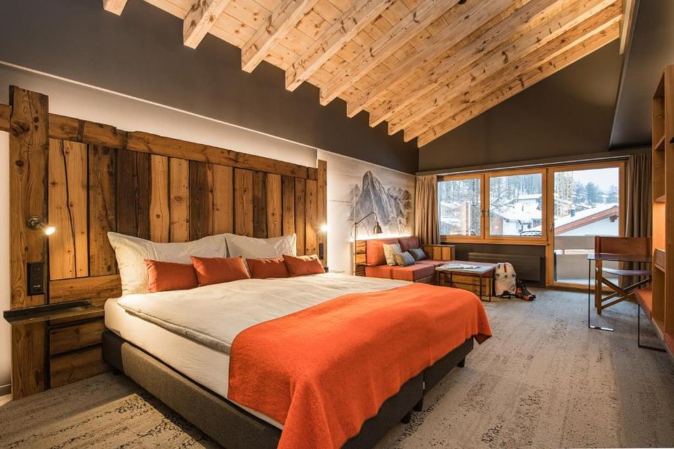 HOTEL ROOM [1-2 PEOPLE]