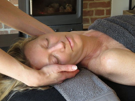 Extra aromatherapy or Swedish massage (75 minutes)