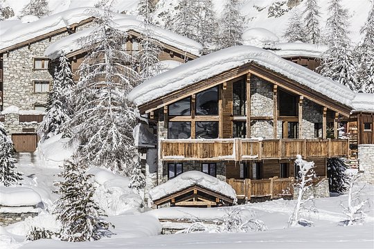 A Luxurious Haven for Ski and Snowboarding Enthusiasts in Val d'Isère