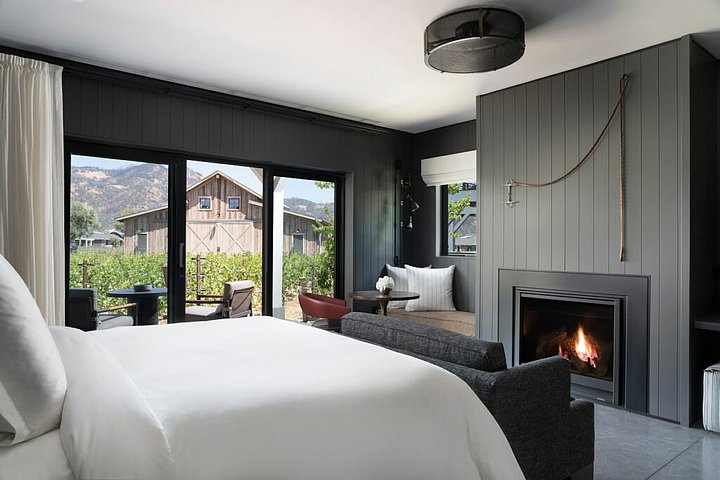 FourSeasonsResortNapaValleyCalistogaGuestroomfireplacecourtesyphoto1024x683