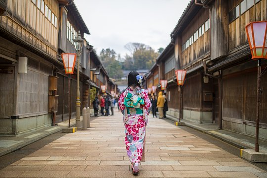 Explore the old samurai district of Kanazawa