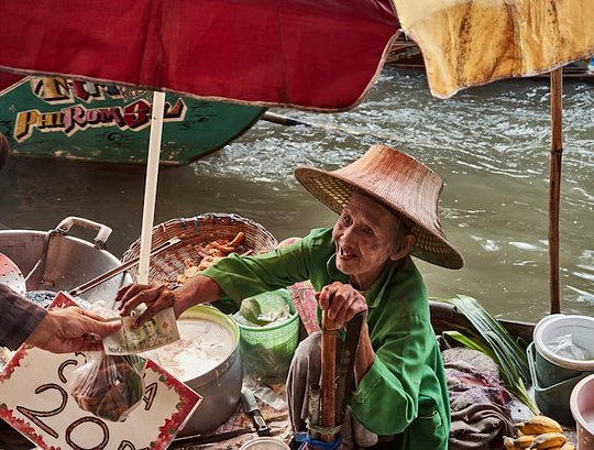 Navigate the vibrant Damnoen Saduak floating market