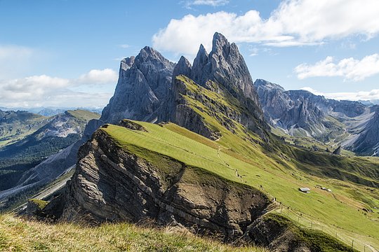 Join a hike with a picnic in the mountains