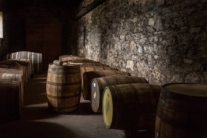 barrelsofmaltwhiskyinanirelanddistilleryN64CGG9_ULT_web