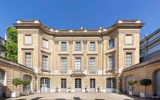 Enjoy private tours of museums, chapels and historic buildings