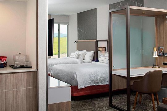 QUEEN BEDROOM SUITE