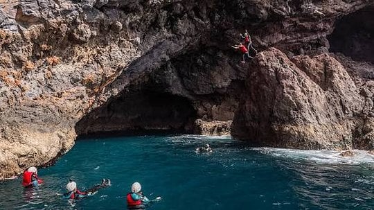 Experiência de Coasteering, seguida de degustação de produtos regionais.