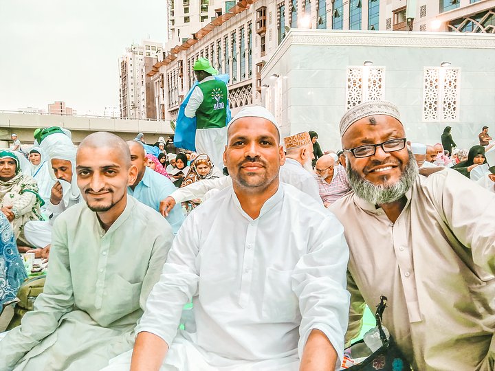 photoofmenaresittingtogetherforiftarinthemonthoframadaninmasjidulharammenare_t20_pWL6OW2