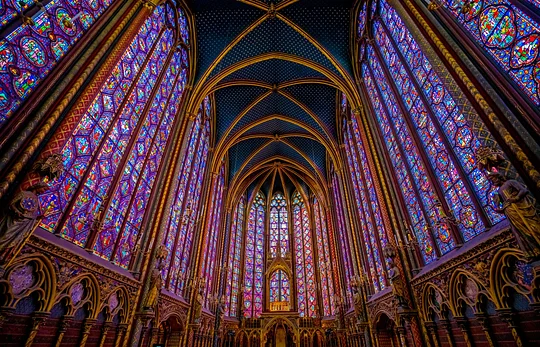 Immerse yourself in the magic Sainte-Chappelle