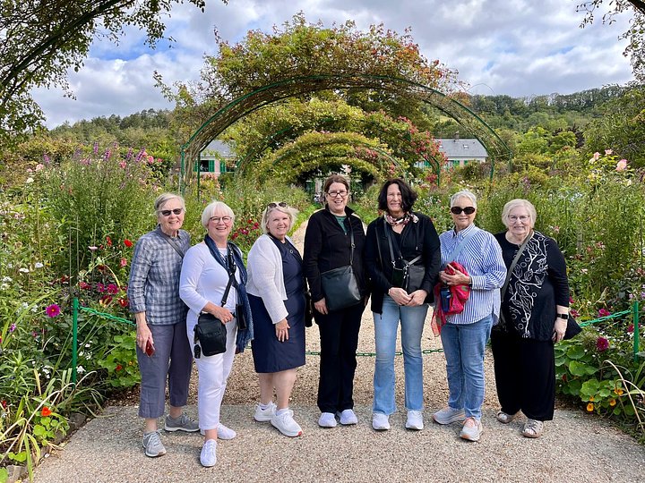 Groupphotoofladiesoutsideingardens