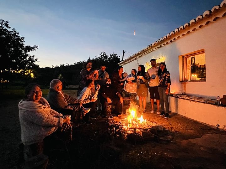 Dinneraroundthefire