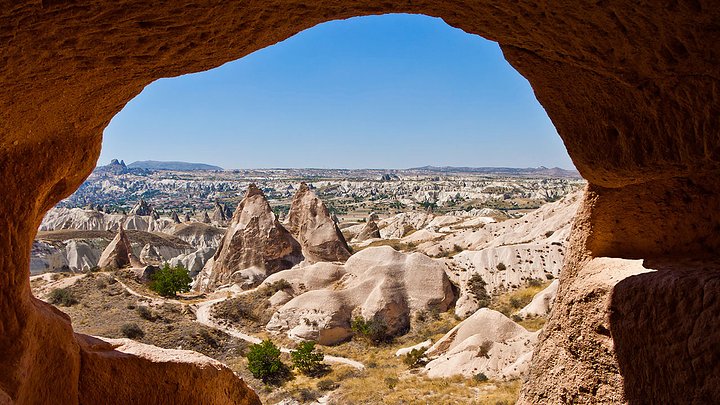 turkeytrekkingvalleyviewfromcavewindow