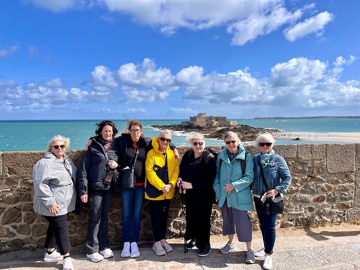 Groupphotoinfrontoftheocean