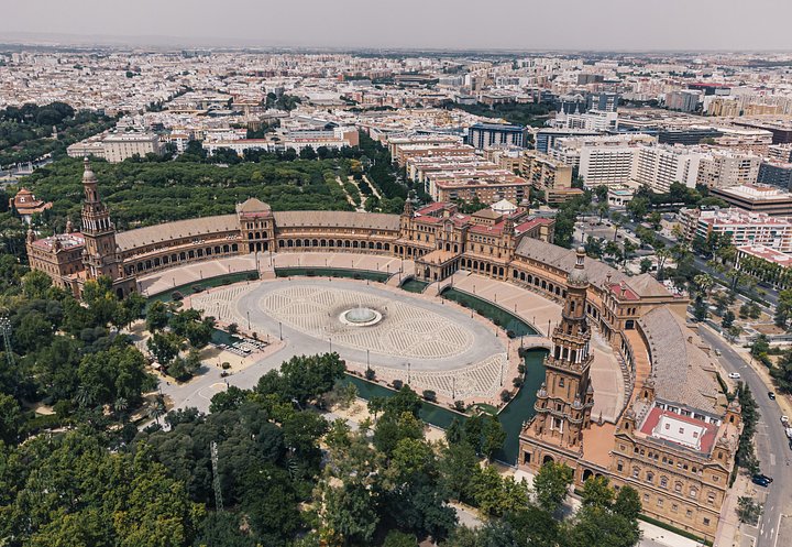 aerialshotofthearchitectureoftheplazadees20250209014848utc