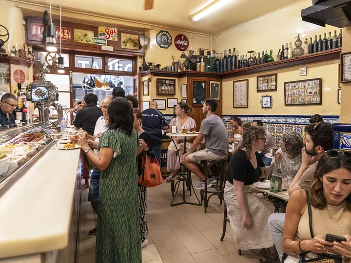 El_Xampanyet_interior_SaraLarsson_Barcelona3_o7ardk
