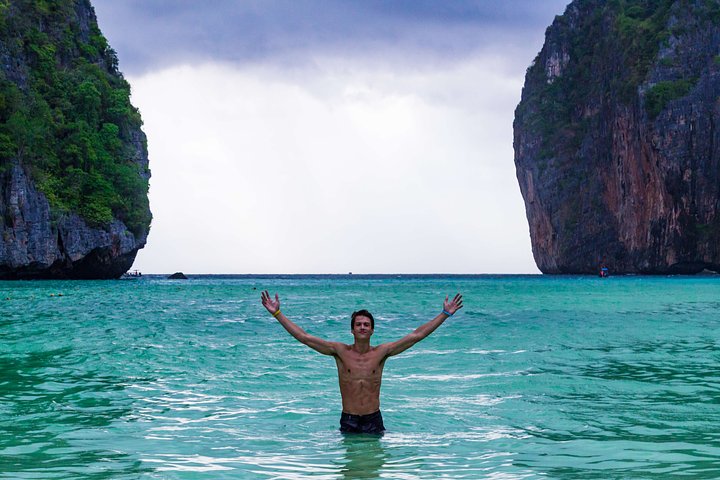 thailand alone_male traveller enjoying maya bay