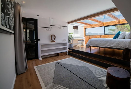 Wake up next to the water