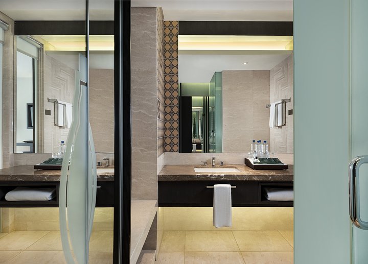 Deluxe_Bath_Room_Area