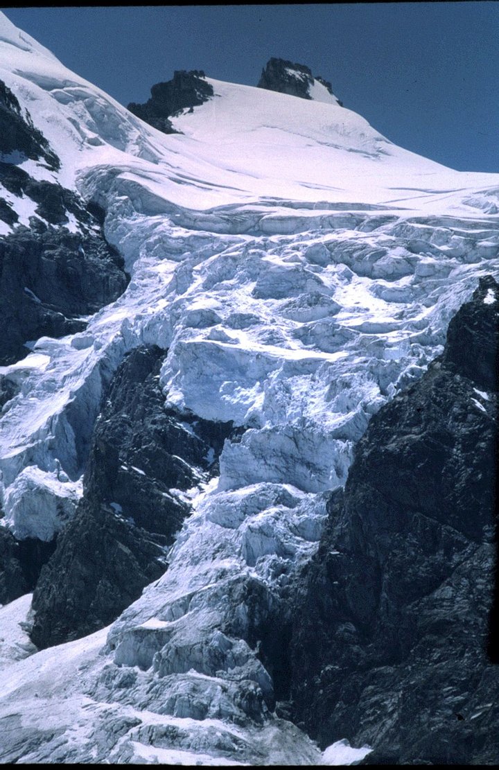 Gran_Paradiso_con_il_ghiacciaio_della_Tribolazione