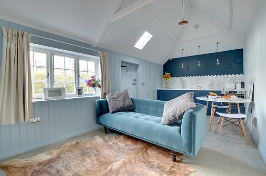 Shared Deluxe King Room (2 people)