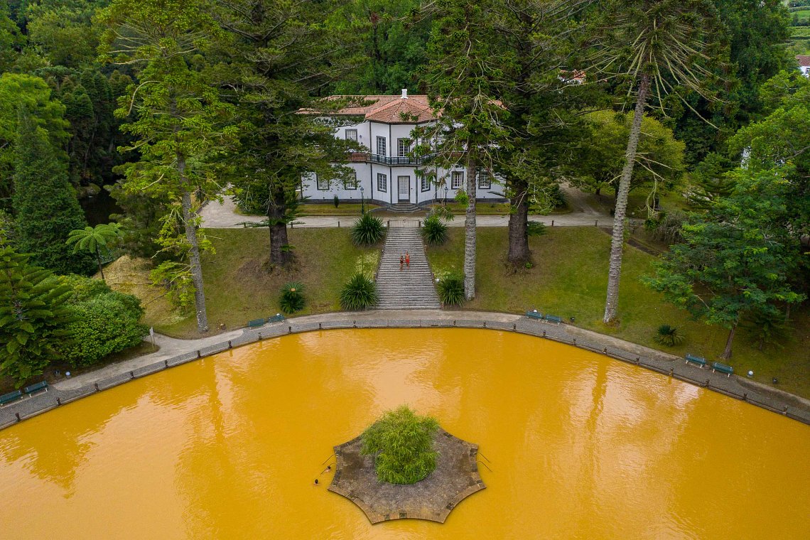 apiscinaprincipaldoparqueterranostranasfurnasilhadesaomiguelacores.