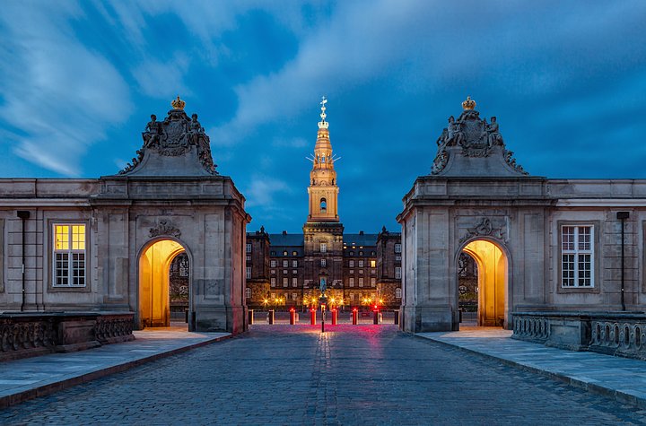 2018__Christiansborg_from_the_Marble_Bridge