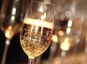 glassofsparklingwinevalvonacrollavincaffe11