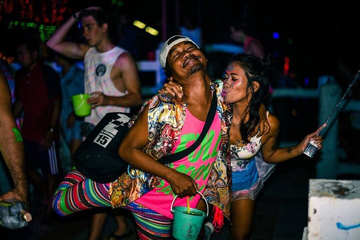 full moon party_Lbw tour guides partying in koh phangan