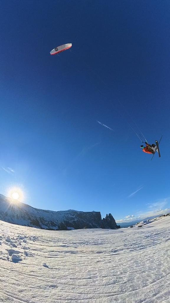 snowkitingrenondolomitesitalysouthtyrolflysurfer